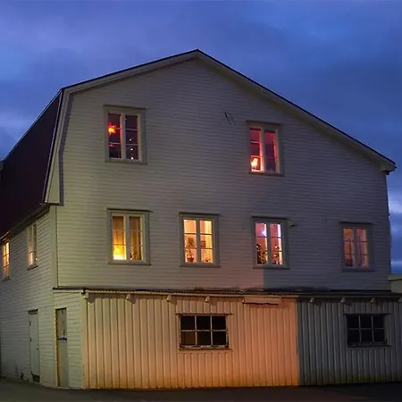 Henningssvaer Harbor Apartment